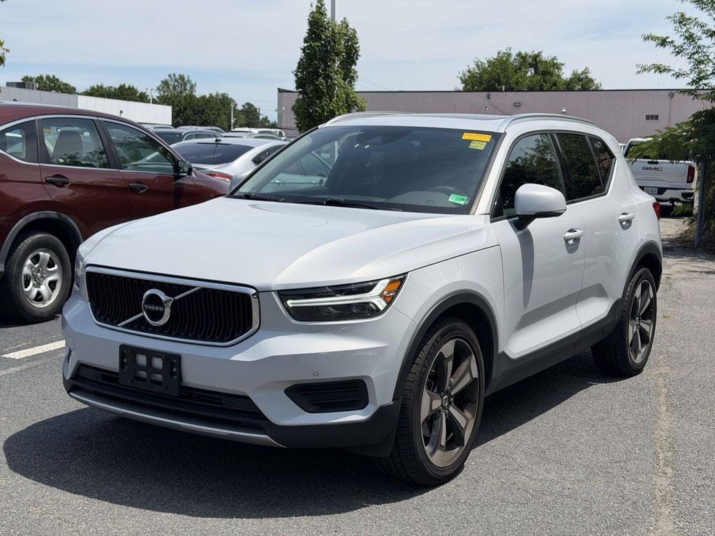 Used 2020 Volvo XC40 Momentum SUV