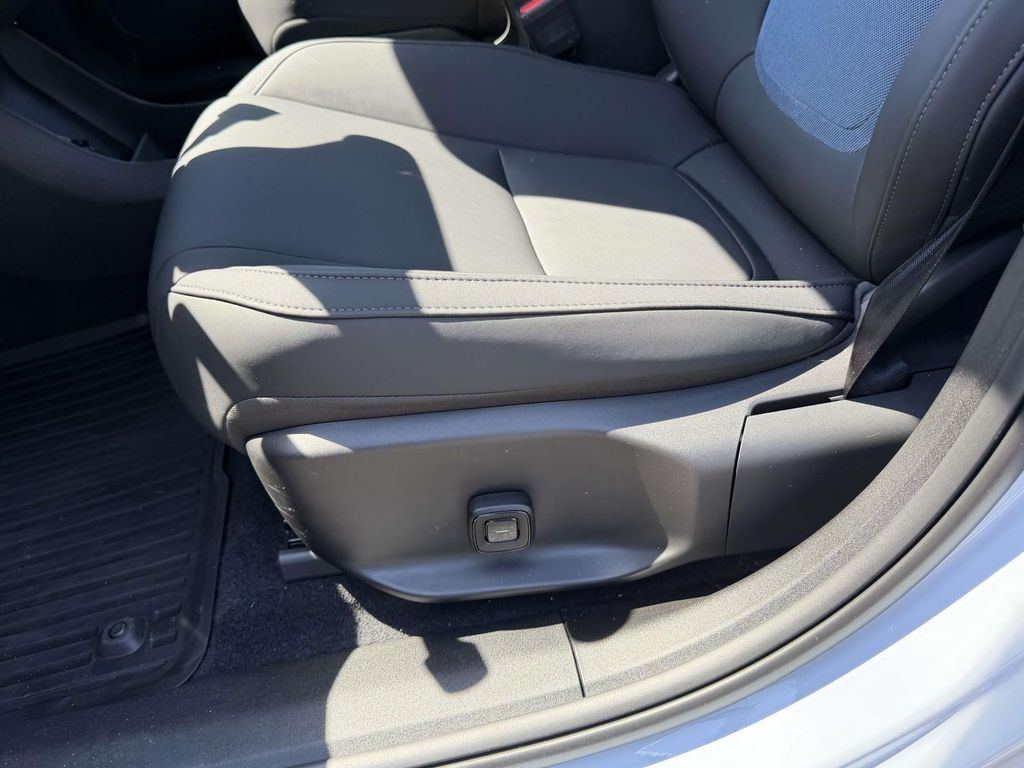 2025 Volvo EX30 Plus - Photo 18