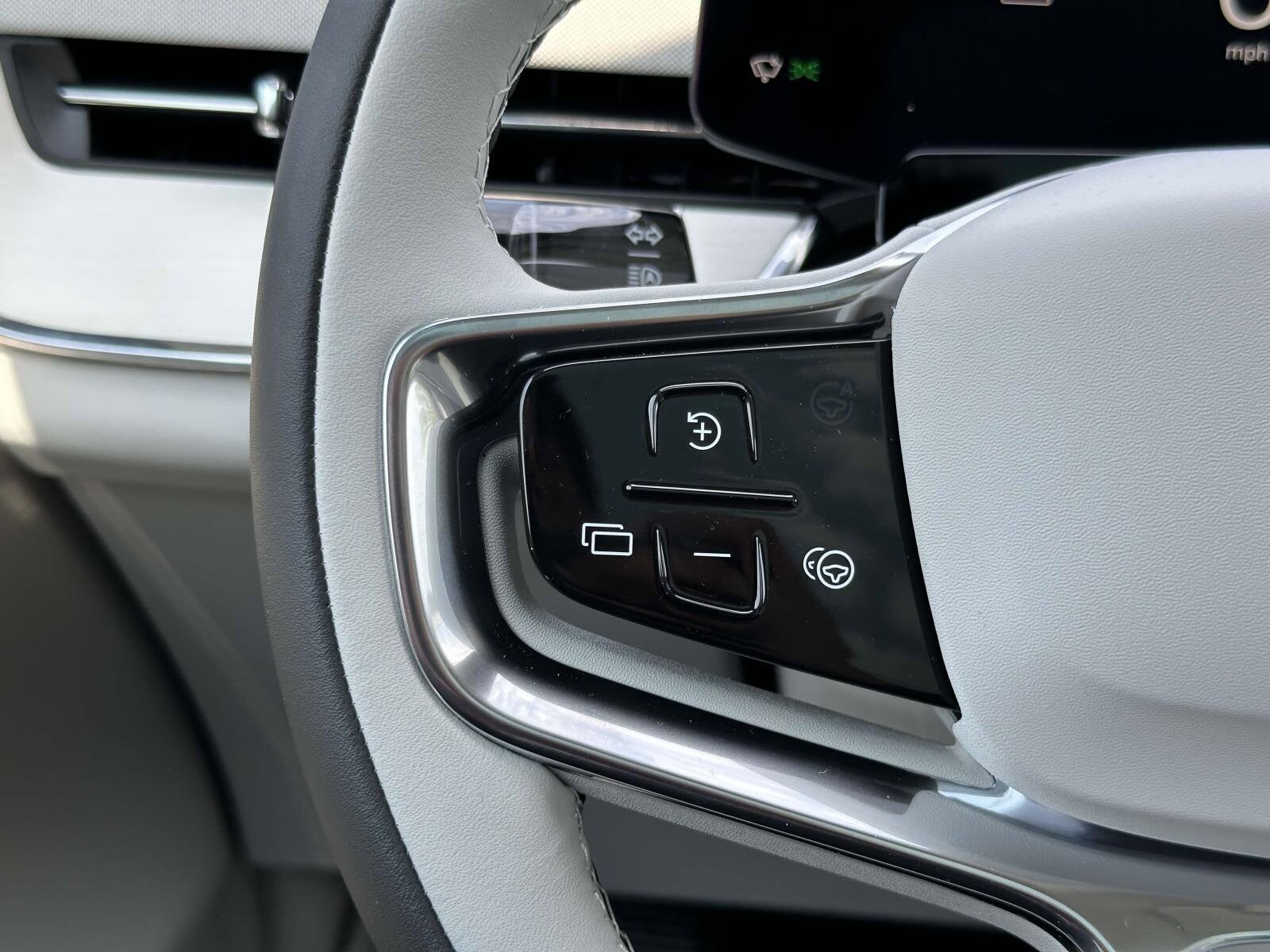 2025 Volvo EX90 Plus - Photo 8
