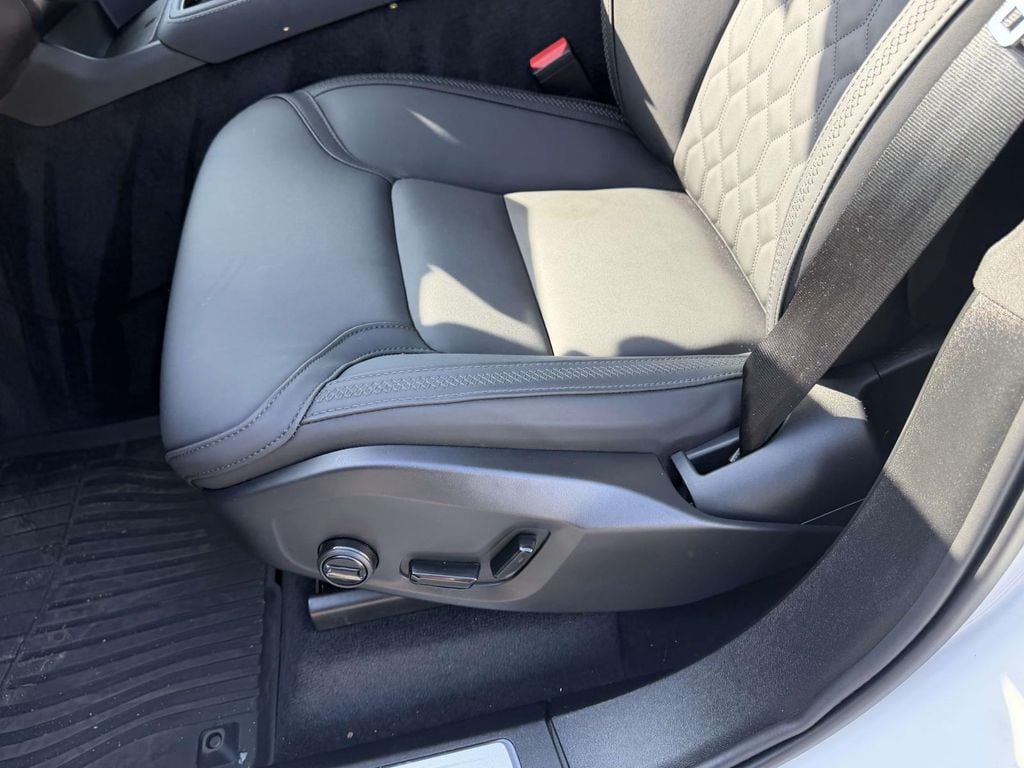 2025 Volvo XC90 Plus - Photo 18