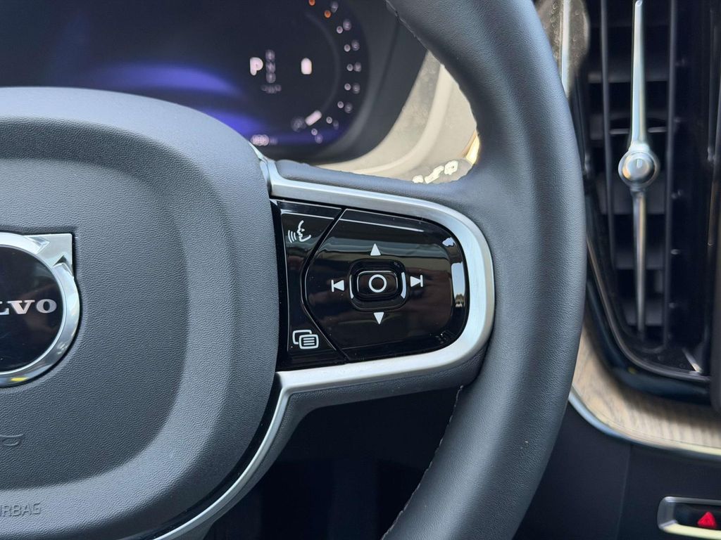 2026 Volvo XC60 Plus - Photo 9