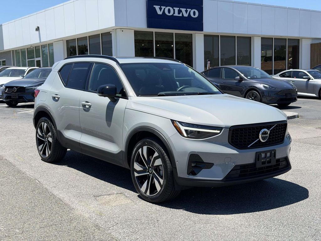 2025 Volvo XC40 B5 Plus Dark AWD's photo