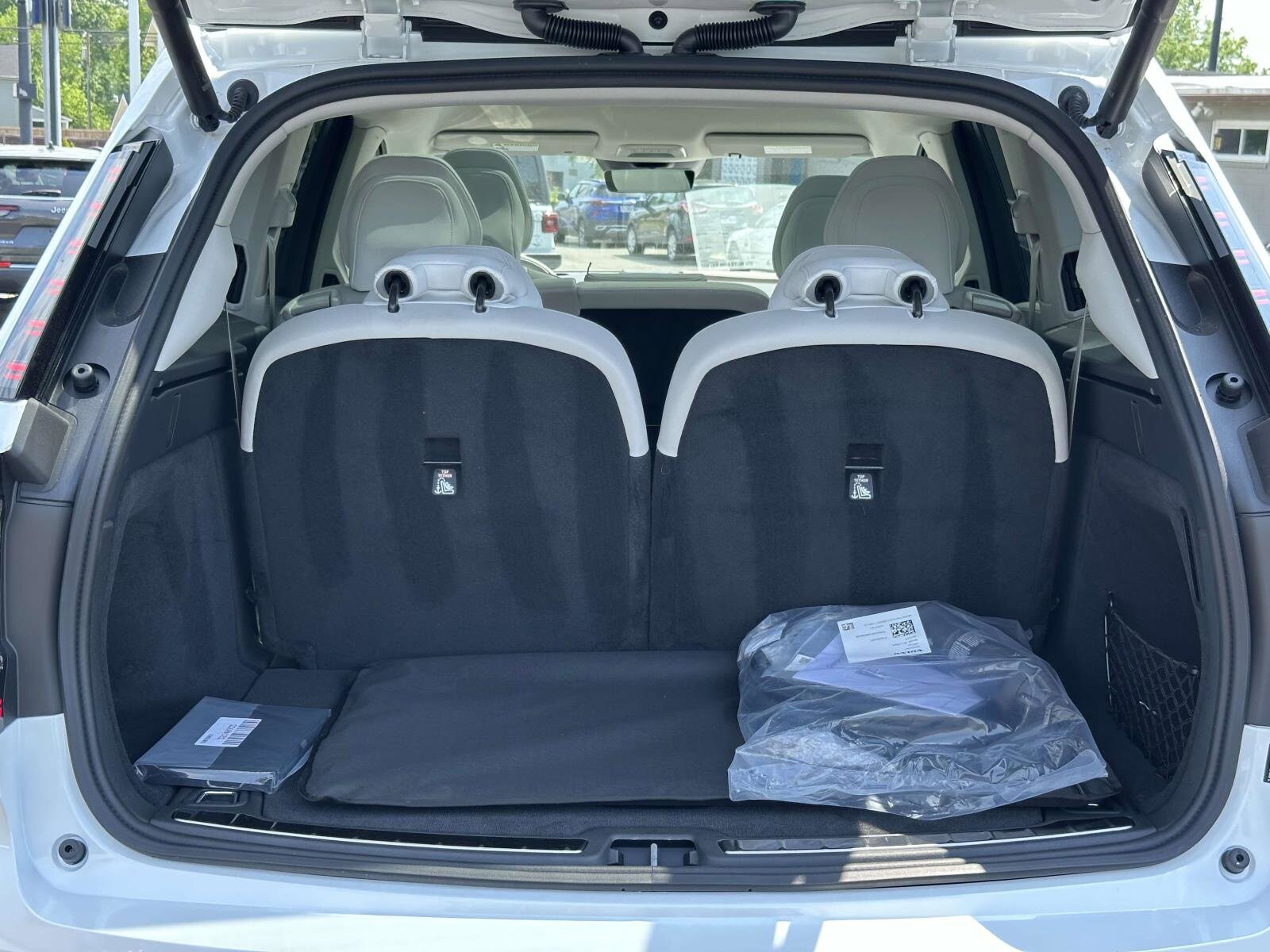 2025 Volvo EX90 Plus - Photo 13