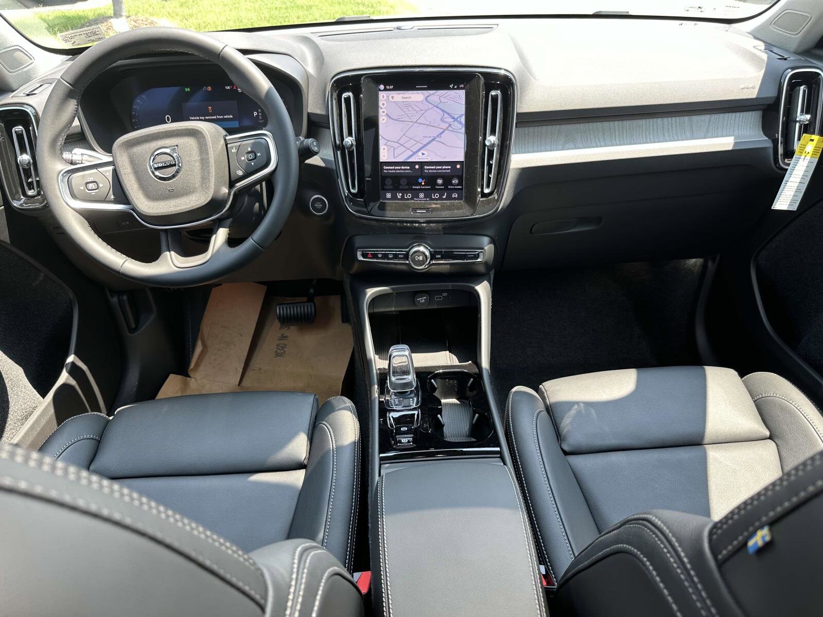 2026 Volvo XC40 Plus photo 2