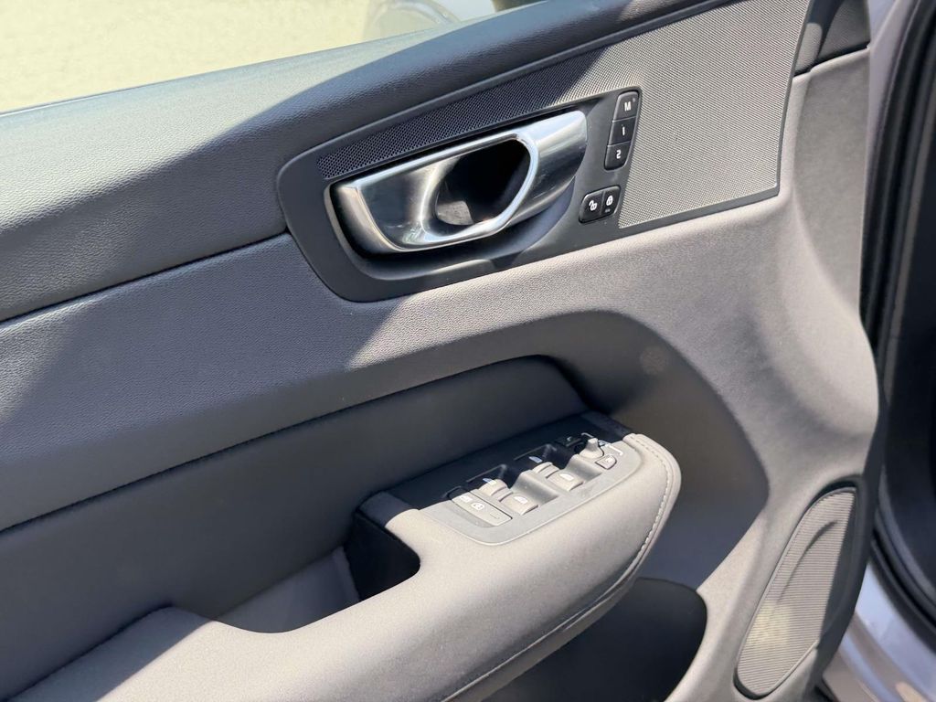 2026 Volvo XC60 Plus - Photo 17