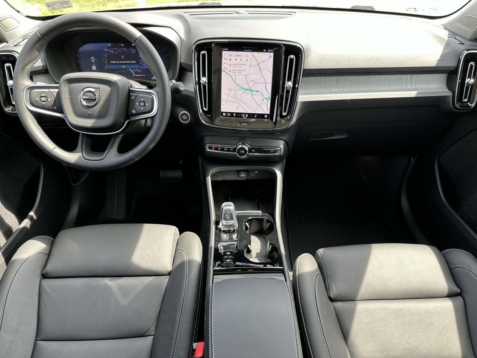 2025 Volvo XC40 photo 2