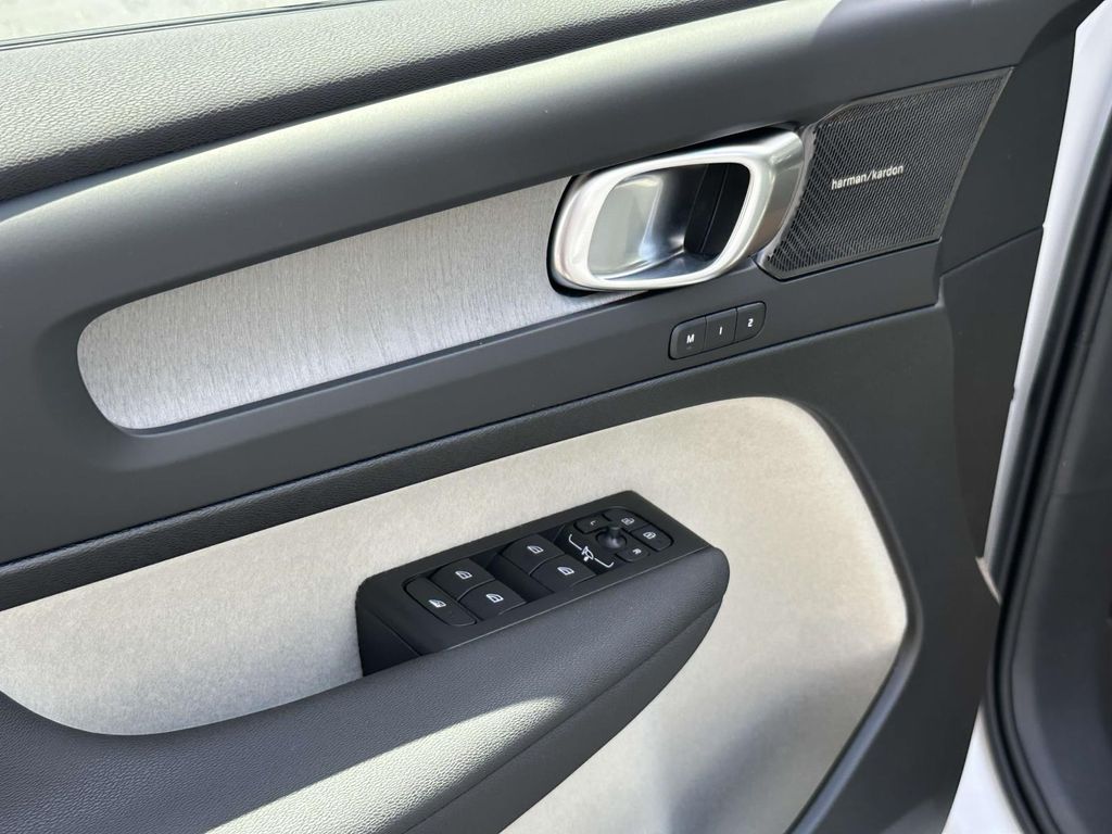 2026 Volvo XC40 Plus - Photo 17
