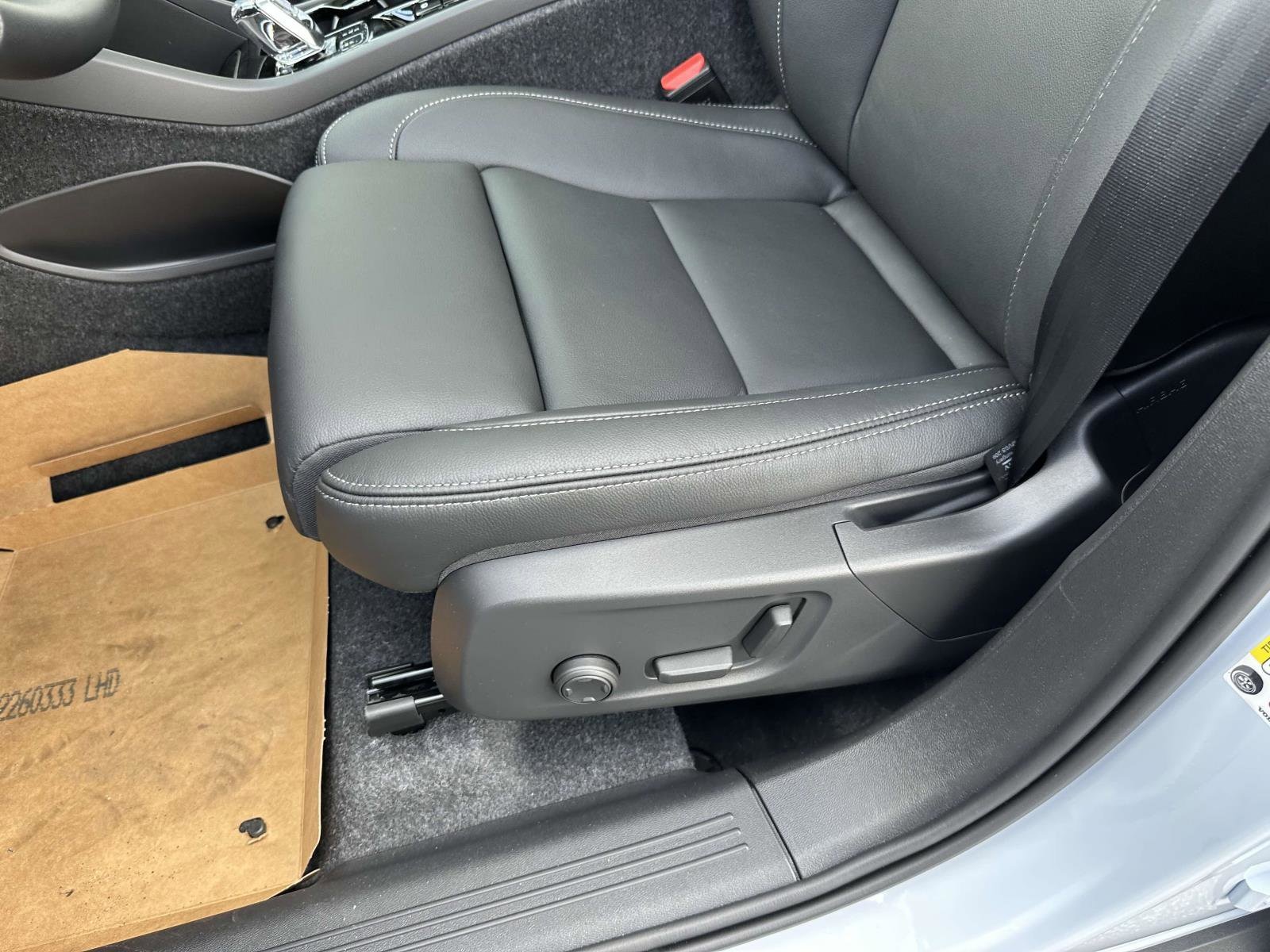 2026 Volvo XC40 Plus - Photo 16