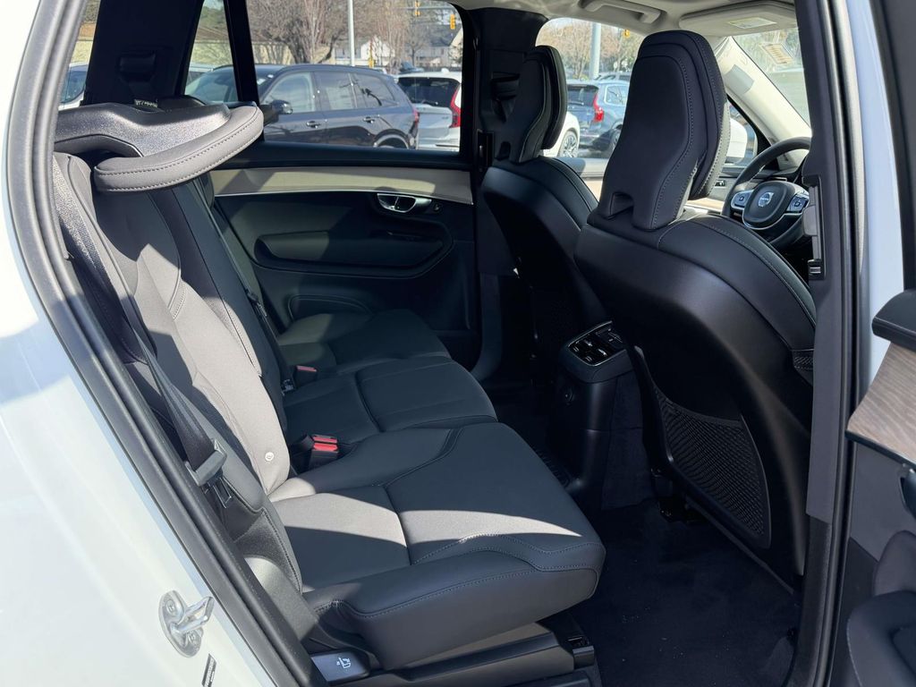 2025 Volvo XC90 Plus - Photo 14