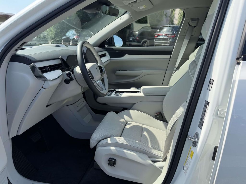 2025 Volvo EX90 Plus - Photo 14