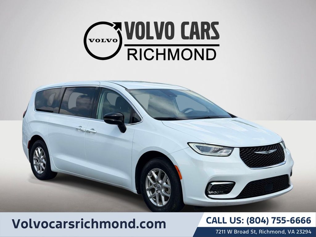 2024 Chrysler Pacifica Touring L's photo