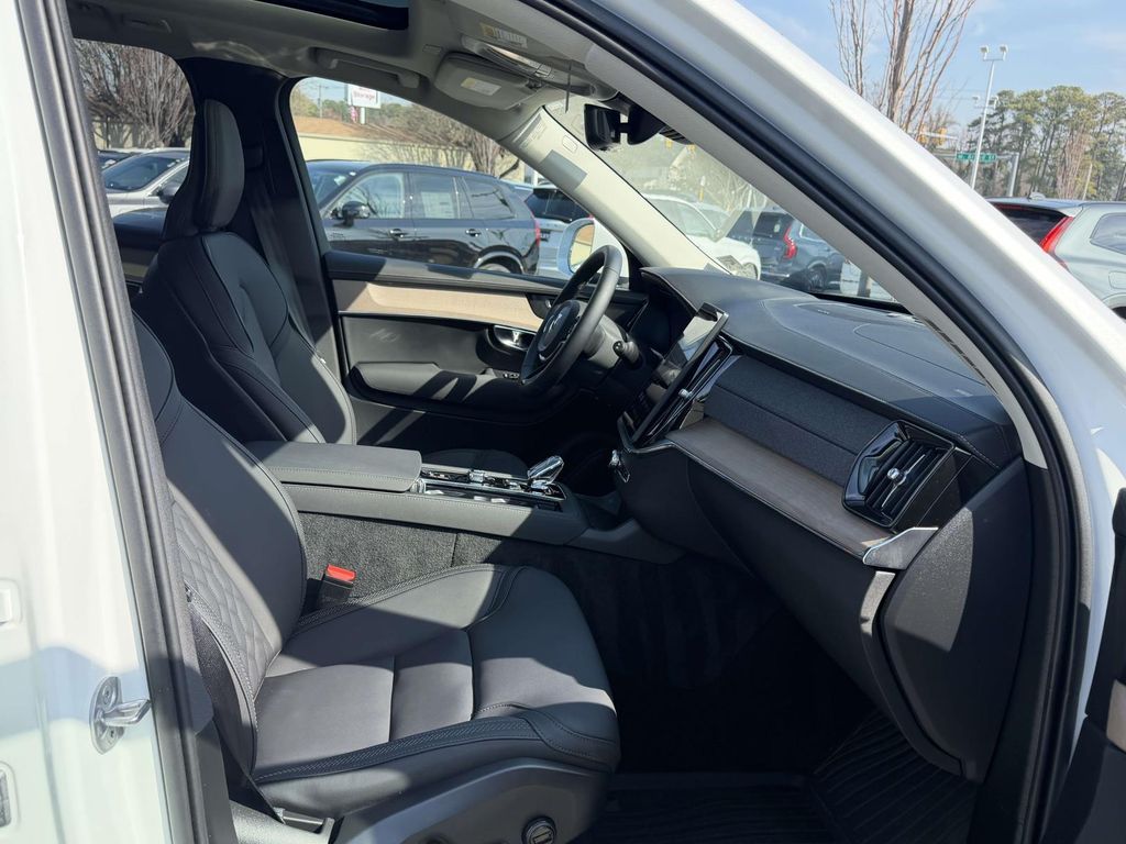 2025 Volvo XC90 Plus - Photo 13