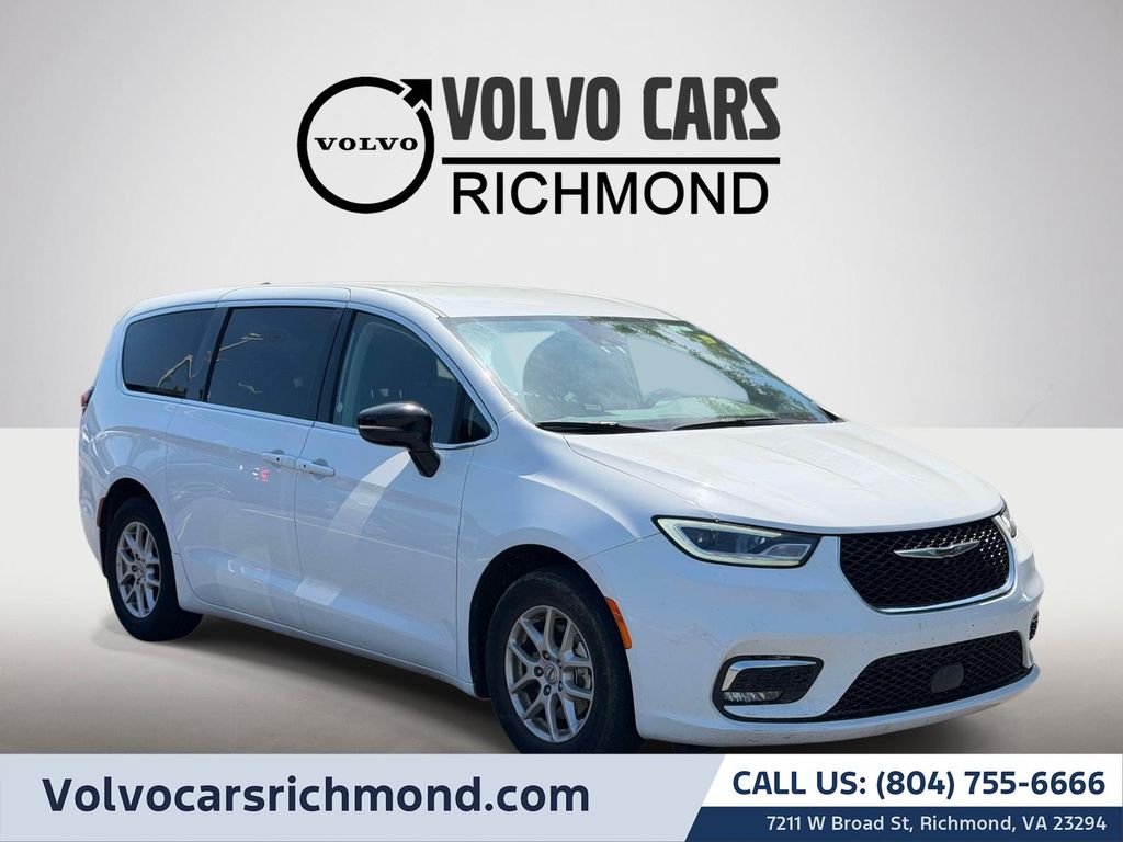 2024 Chrysler Pacifica Touring L's photo