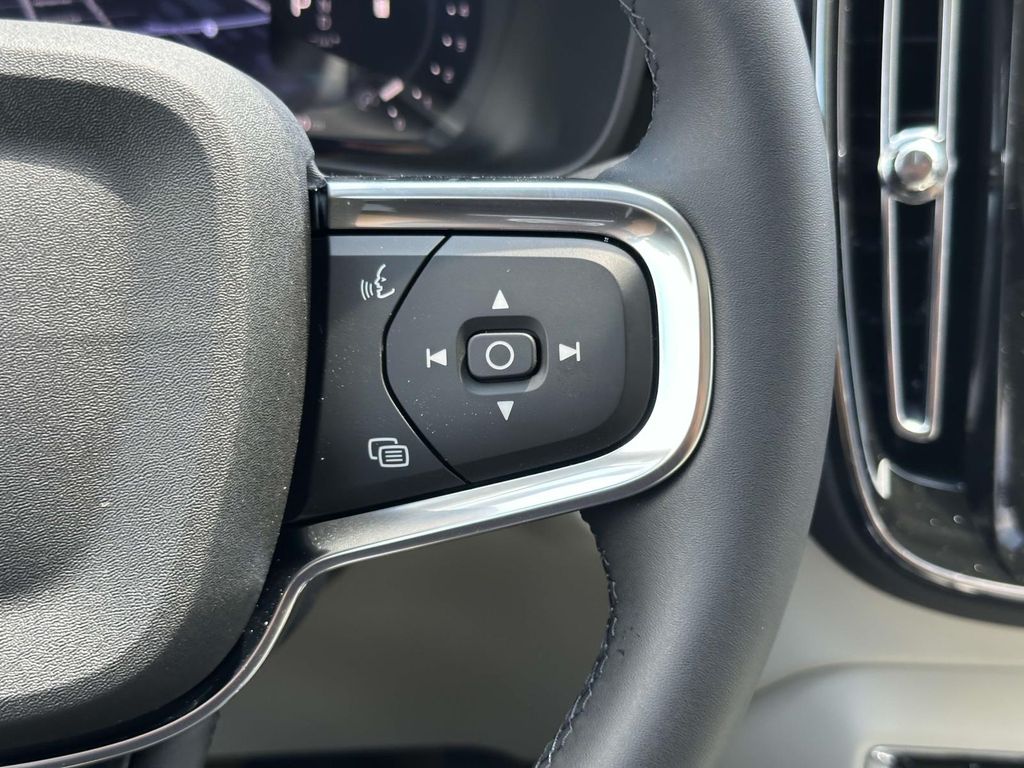 2026 Volvo XC40 Plus - Photo 9