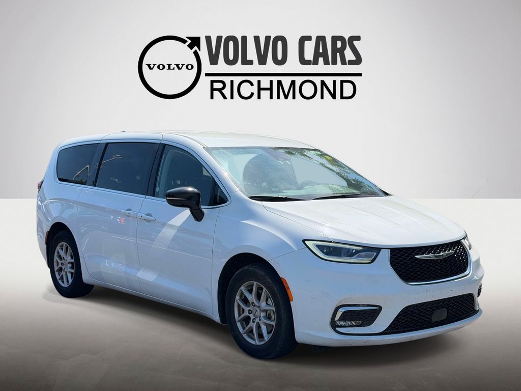 2024 Chrysler Pacifica Touring L's photo