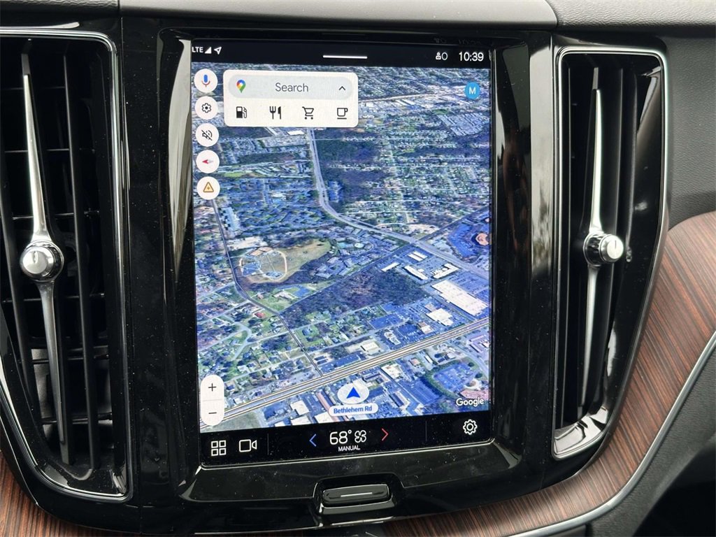 2023 Volvo XC60 B5 Plus photo 2