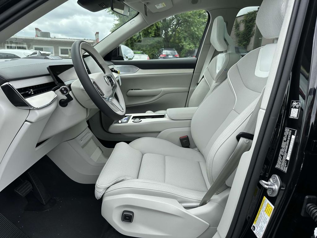 2025 Volvo EX90 Ultra - Photo 14
