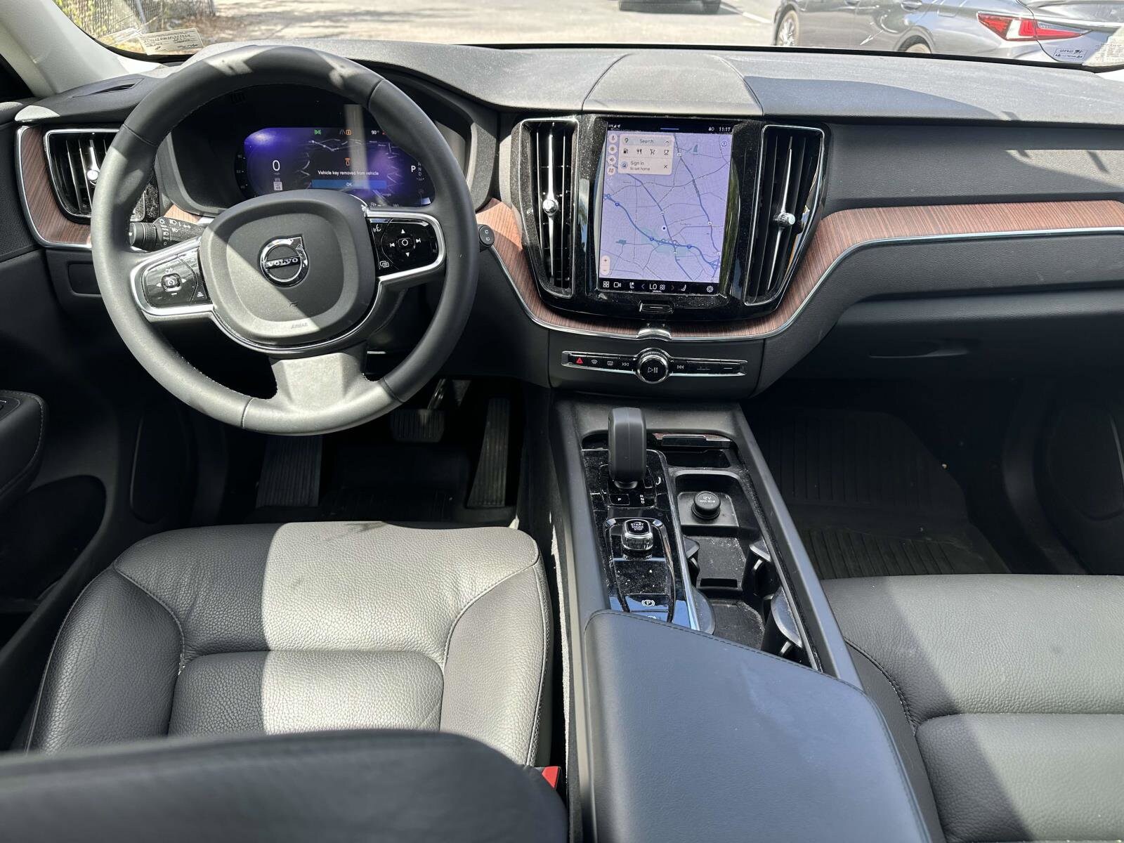 2023 Volvo XC60 B5 Plus photo 2