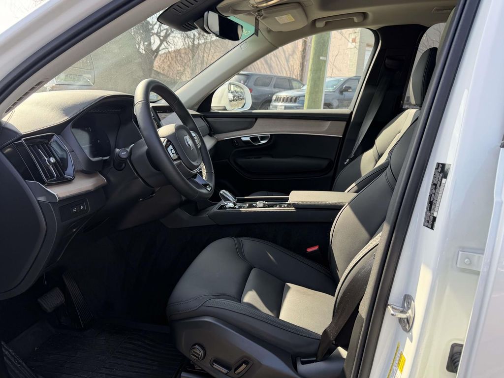 2025 Volvo XC90 Plus - Photo 17