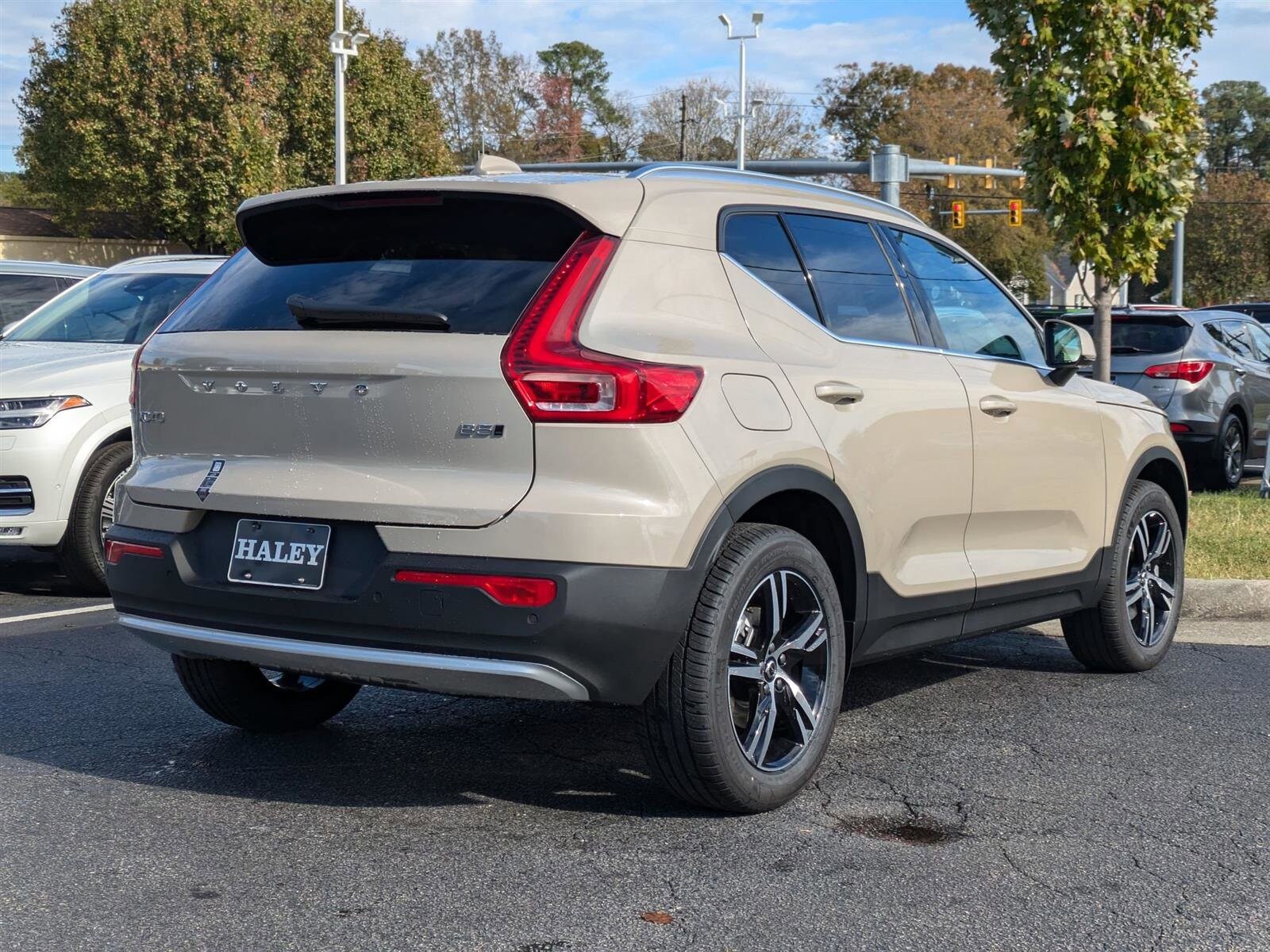 2025 Volvo XC40 Core photo 3