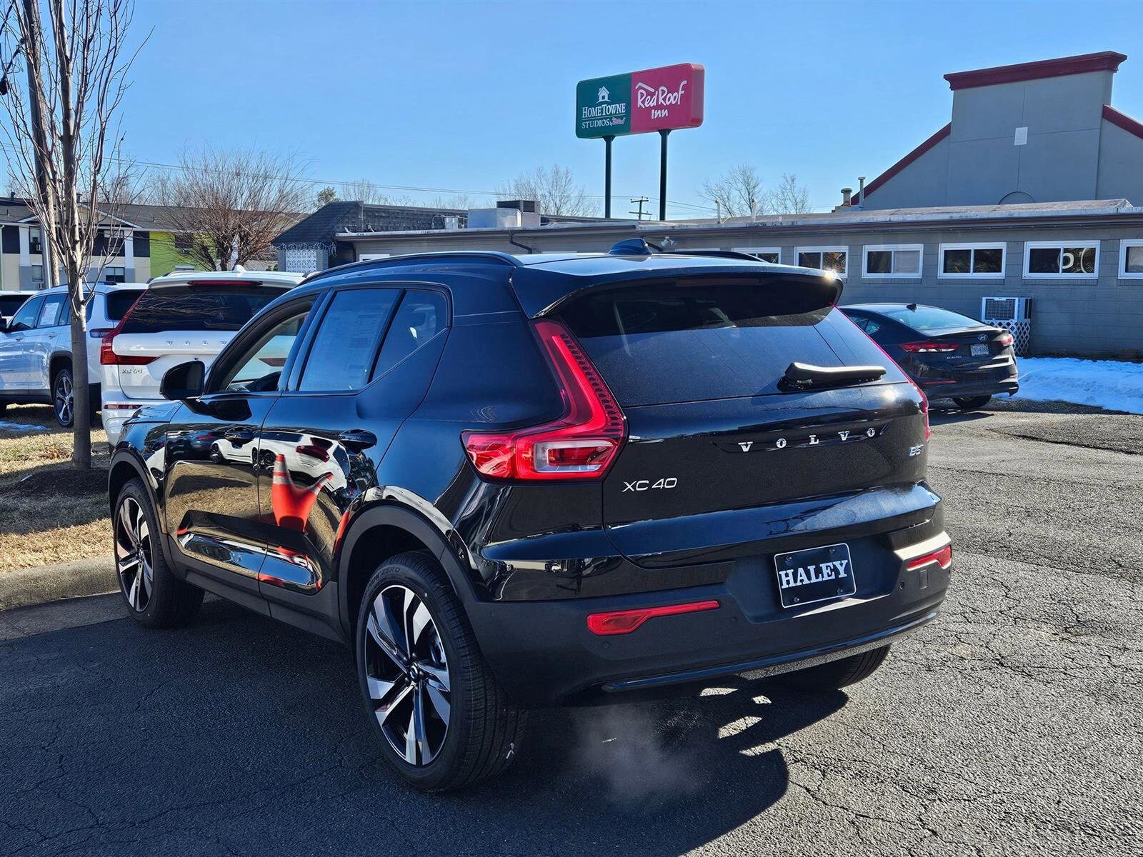 2025 Volvo XC40 Plus photo 4
