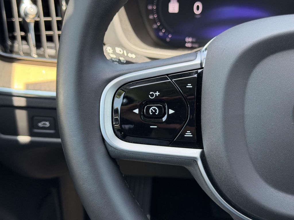 2026 Volvo XC60 Plus - Photo 8