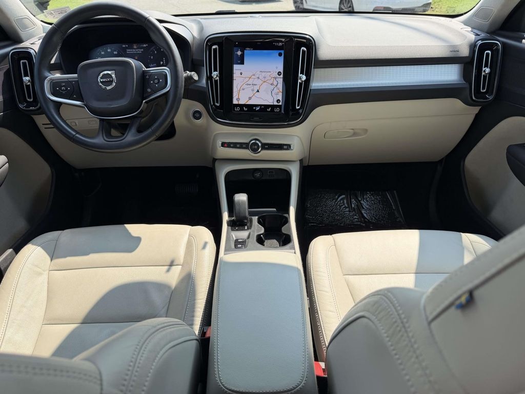 Used 2022 Volvo XC40 Momentum SUV