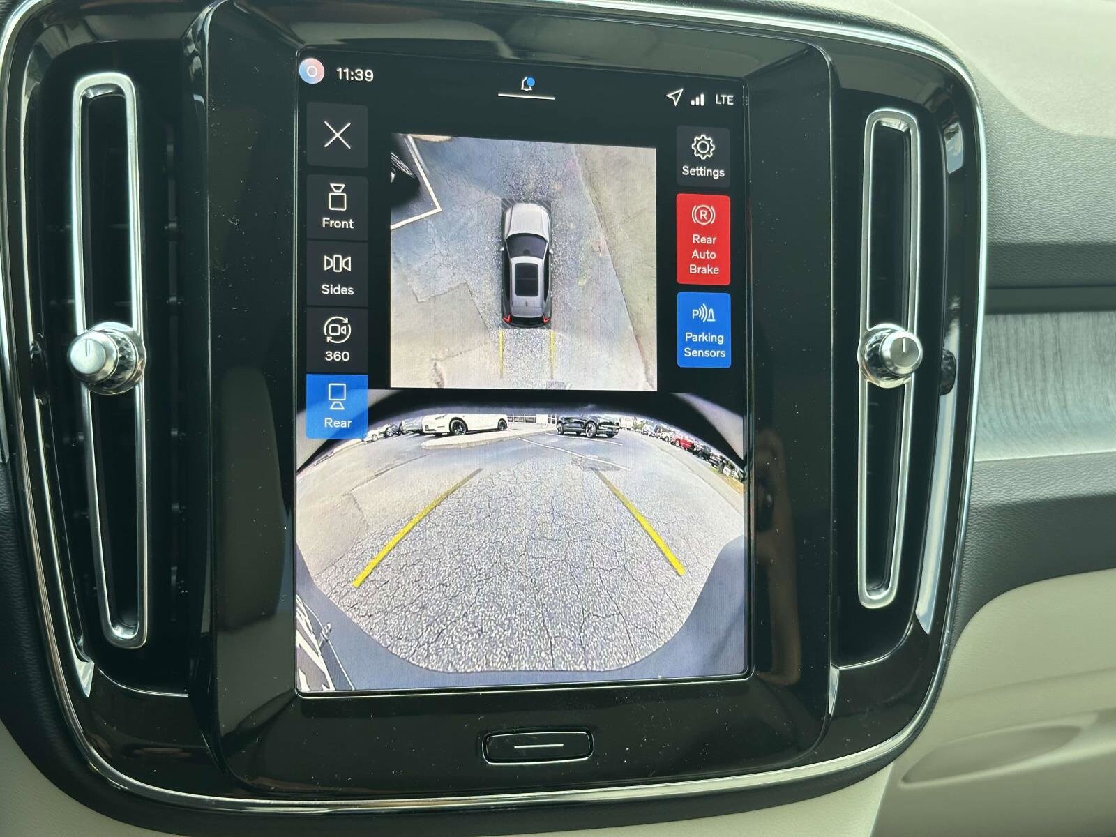 2026 Volvo XC40 photo 3