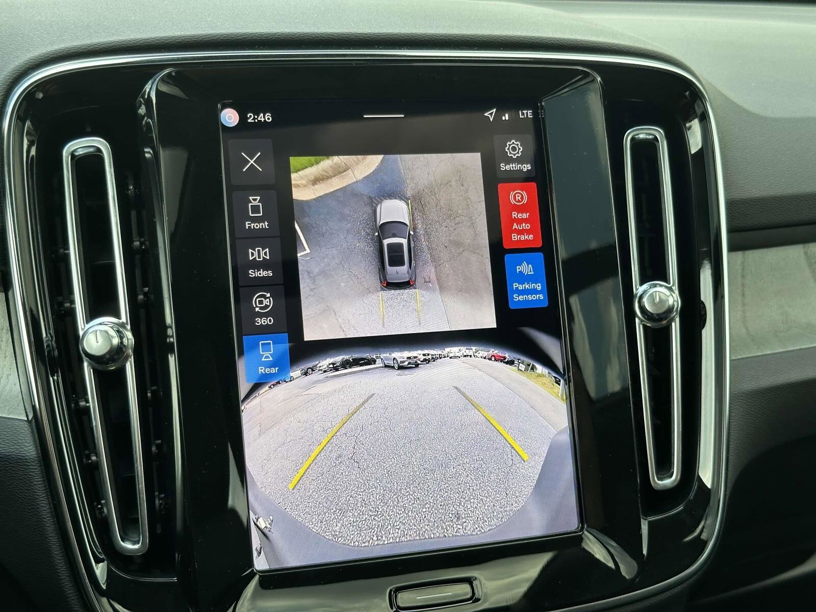 2026 Volvo XC40 Plus photo 4