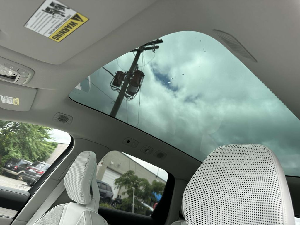 2025 Volvo EX90 Ultra - Photo 17