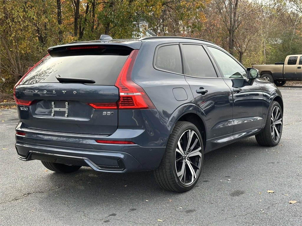 2025 Volvo XC60 B5 photo 2