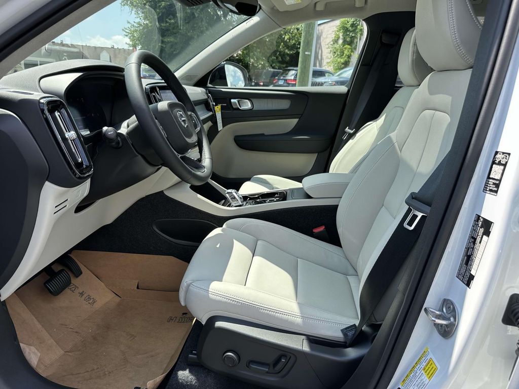 2026 Volvo XC40 Plus - Photo 15