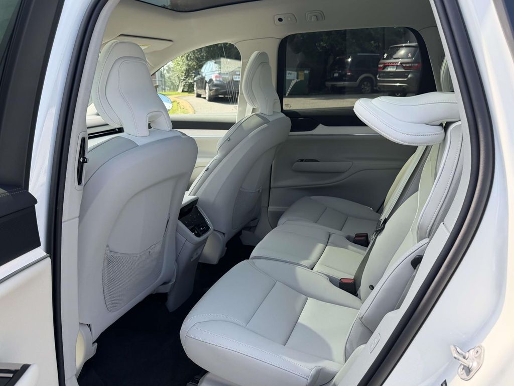 2025 Volvo EX90 Plus - Photo 13