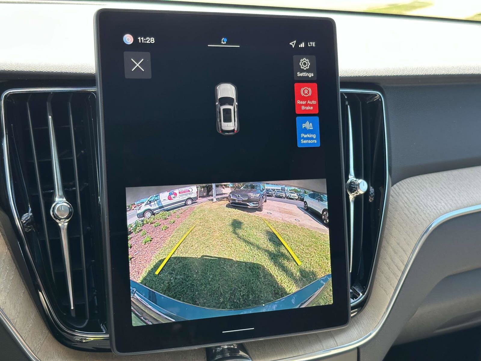 2026 Volvo XC60 B5 Core photo 4