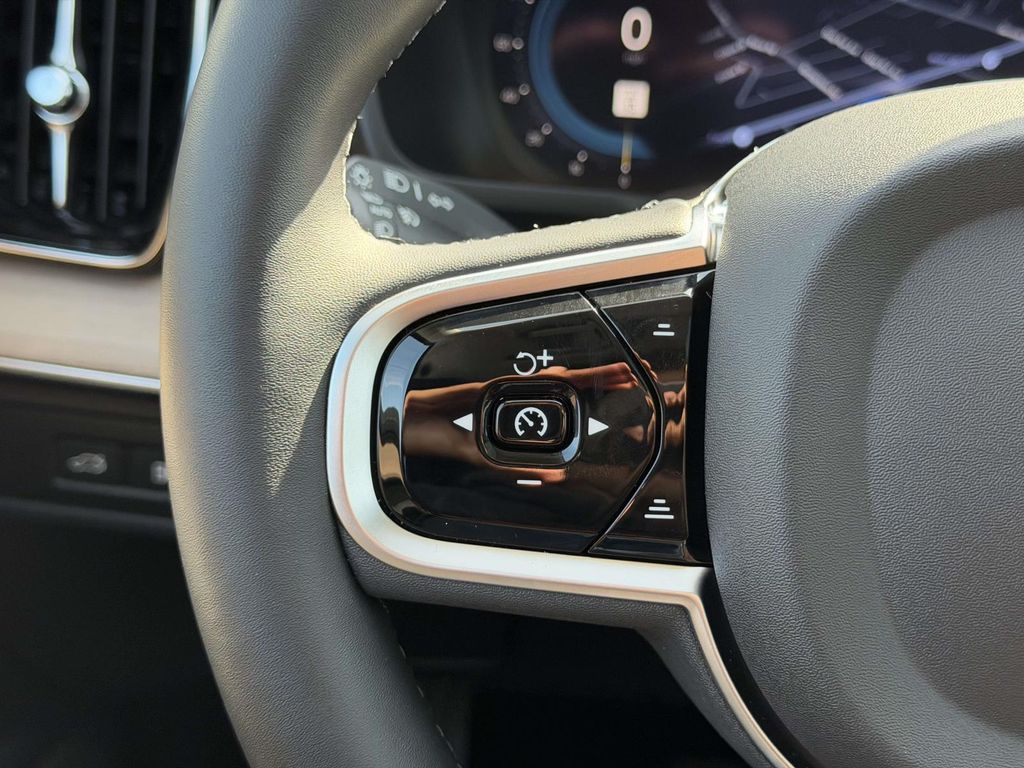 2025 Volvo XC90 Plus - Photo 10