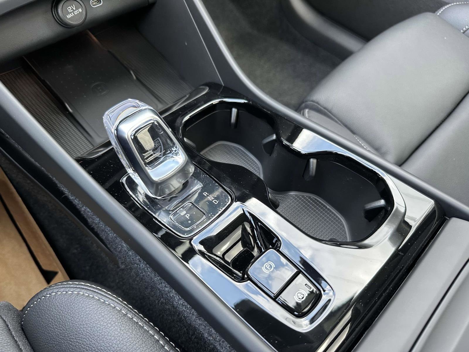 2026 Volvo XC40 Plus - Photo 6