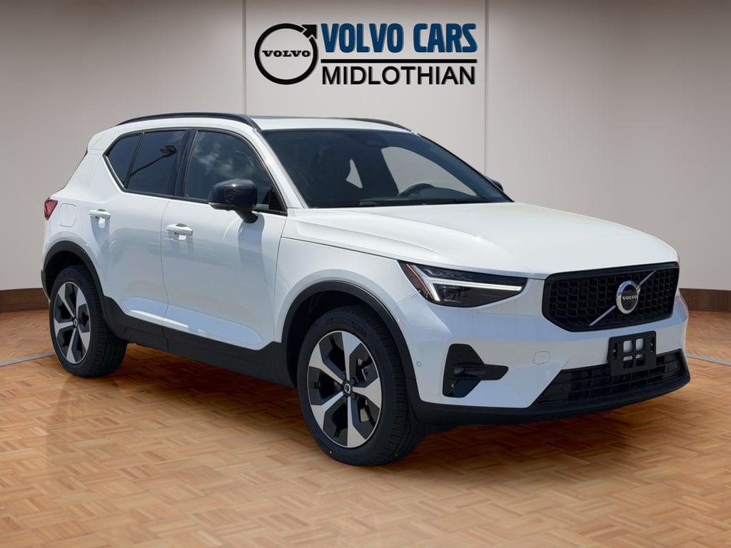 2026 Volvo XC40 B5 Plus Dark AWD's photo