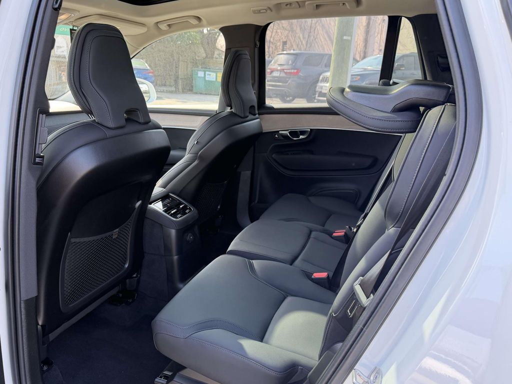 2025 Volvo XC90 Plus - Photo 16