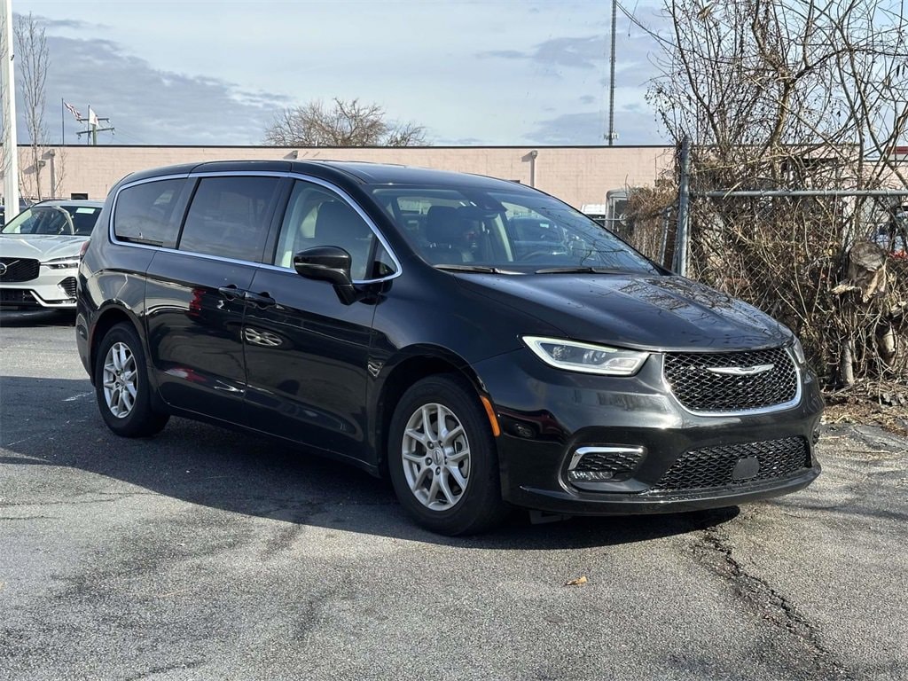 2024 Chrysler Pacifica Touring L's photo