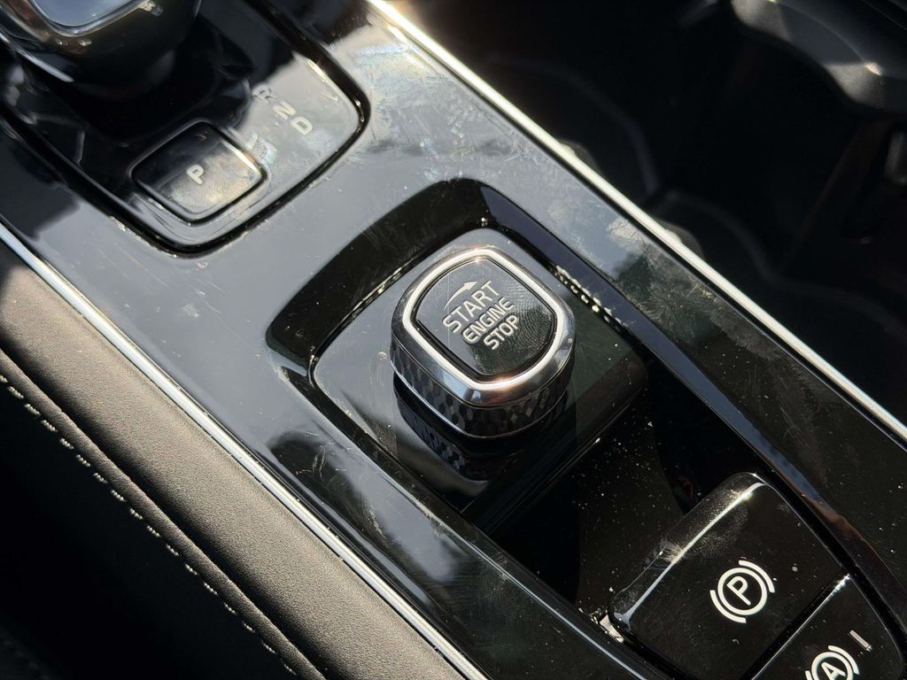 2025 Volvo XC90 Plus - Photo 9