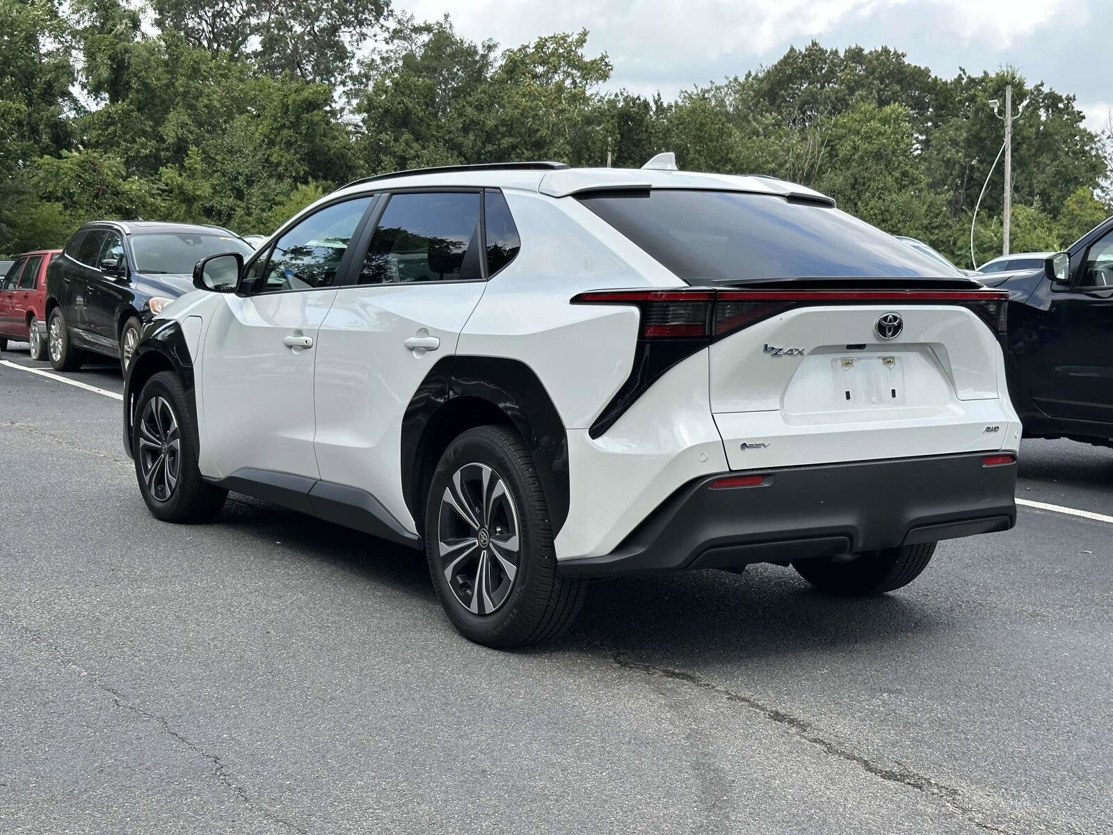 2024 Toyota bZ4X XLE photo 3