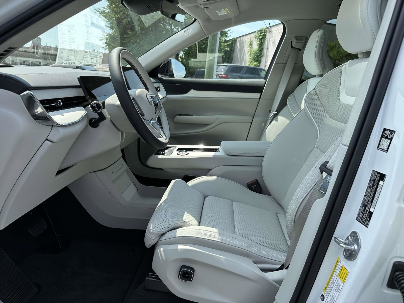 2025 Volvo EX90 Plus - Photo 15