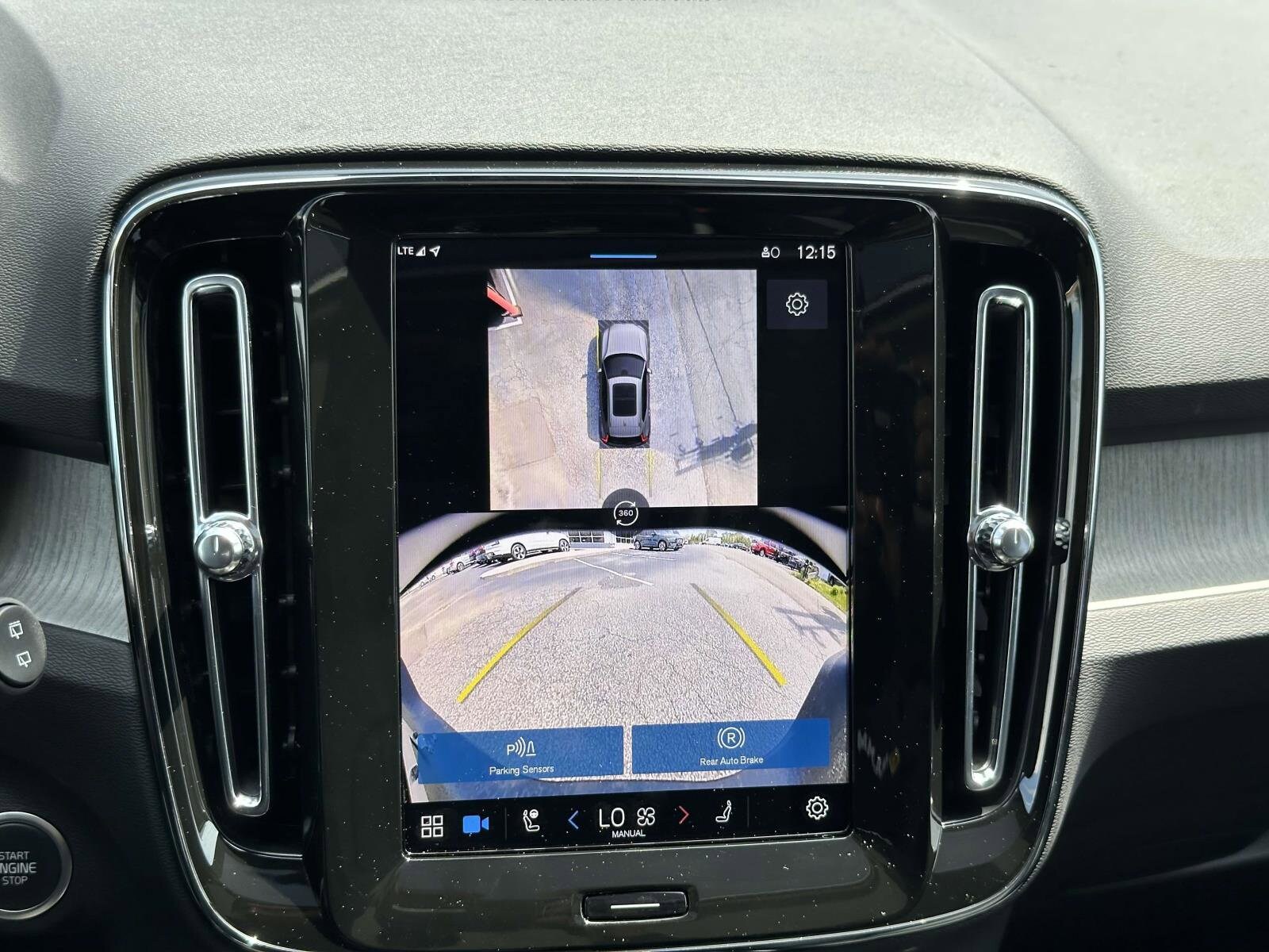 2025 Volvo XC40 photo 4