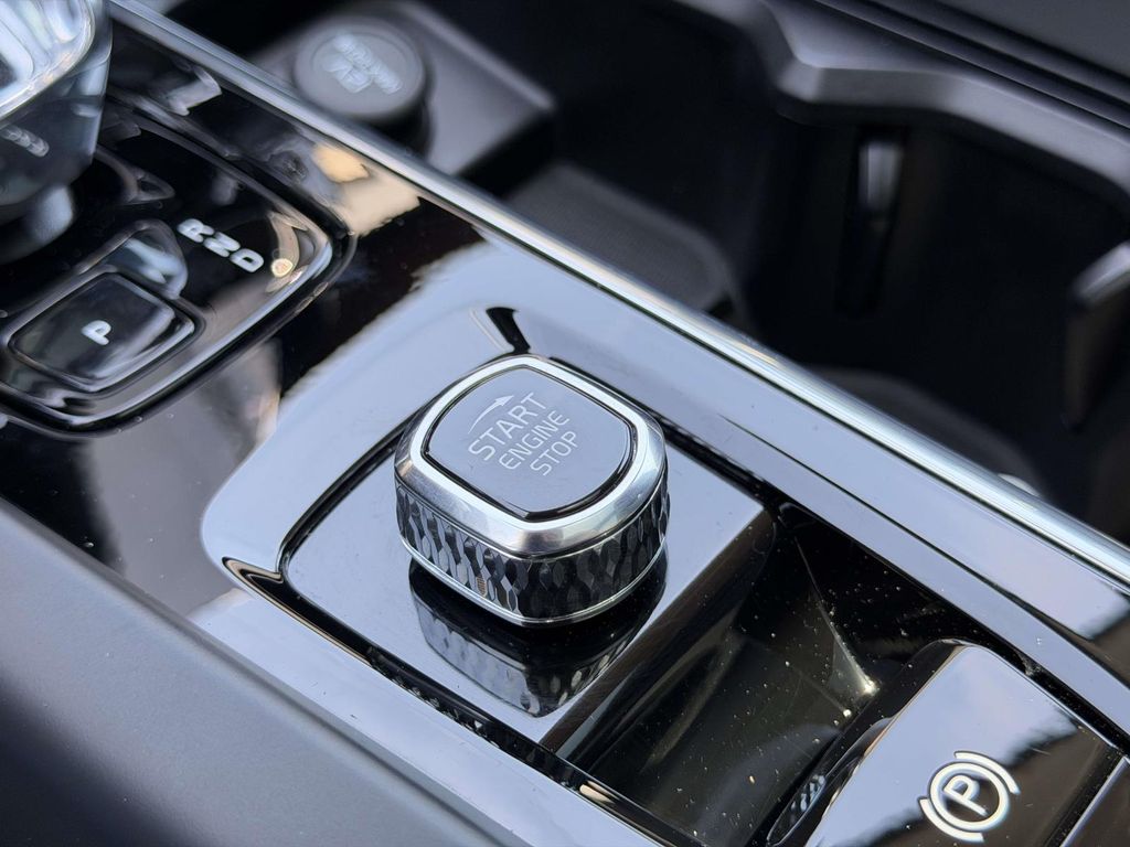 2026 Volvo XC60 Plus - Photo 7