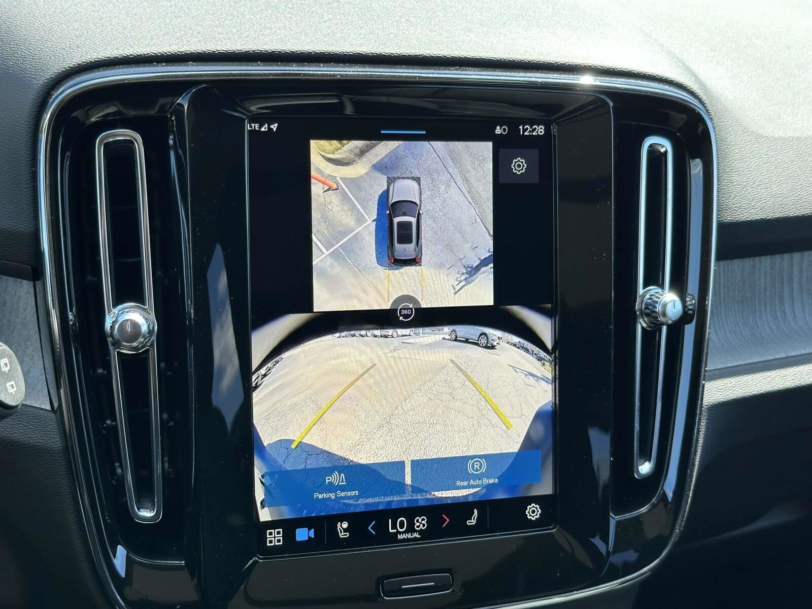 2025 Volvo XC40 Plus photo 4