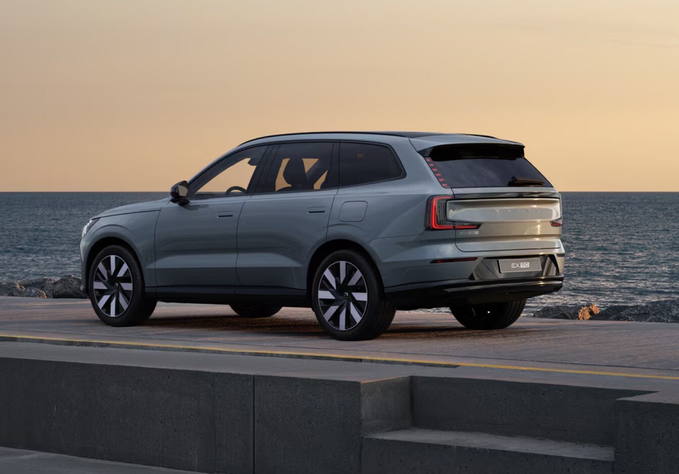 Volvo EX90 vs. Rivian R1S Electric Range & Charging Time