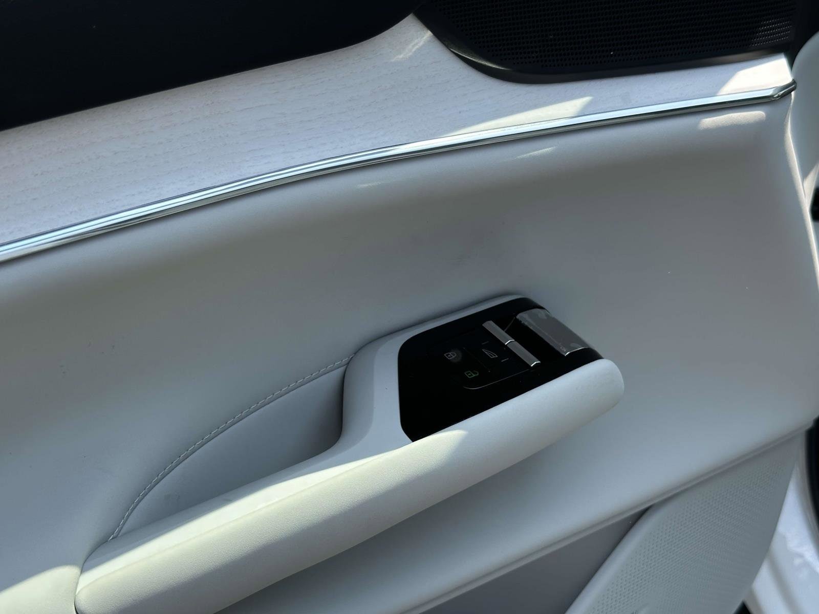 2025 Volvo EX90 Plus - Photo 17