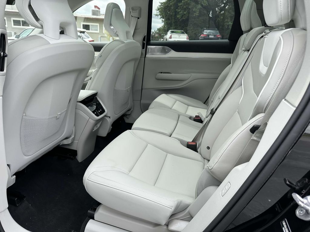 2025 Volvo EX90 Ultra - Photo 13