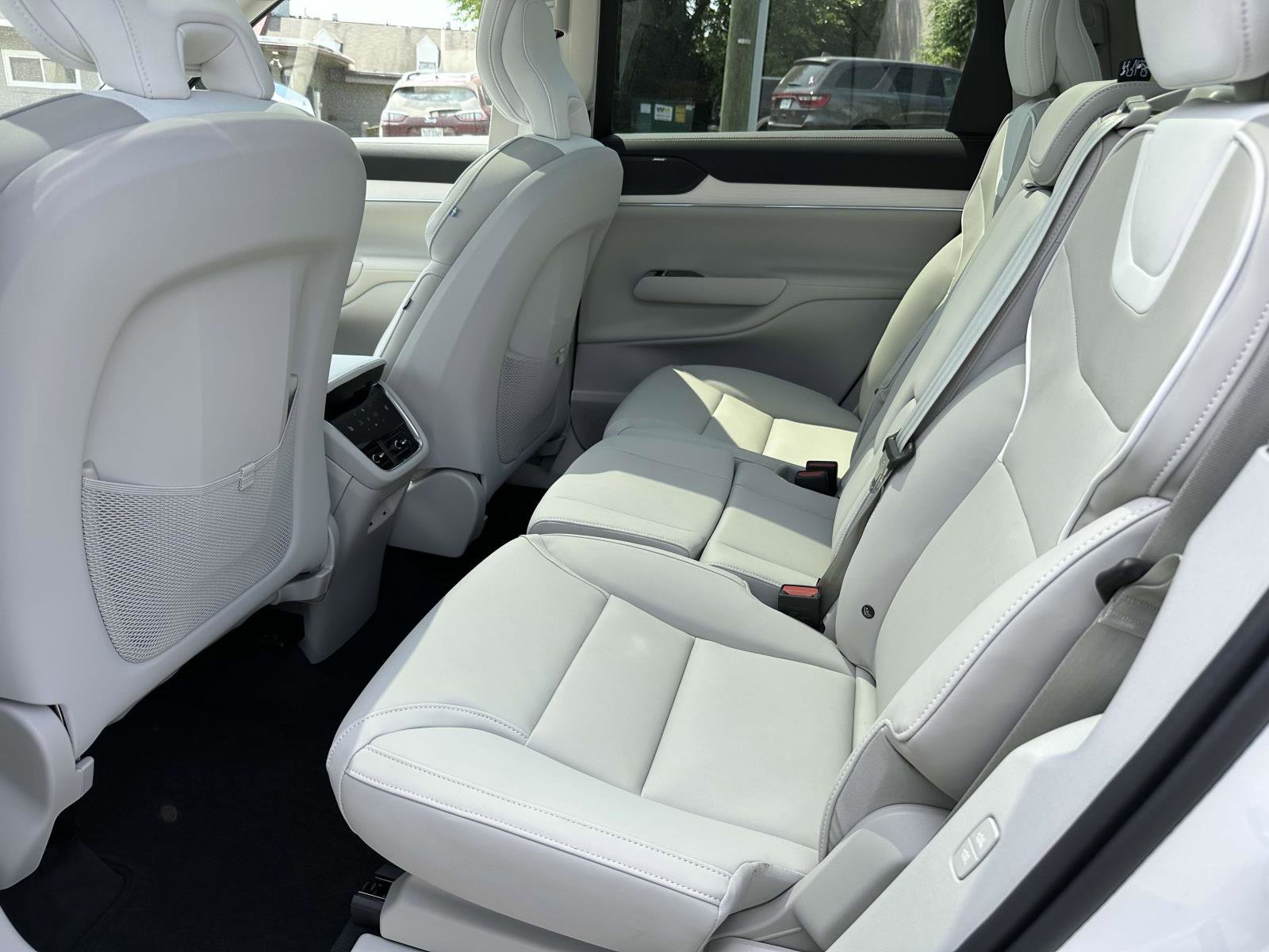 2025 Volvo EX90 Plus - Photo 14