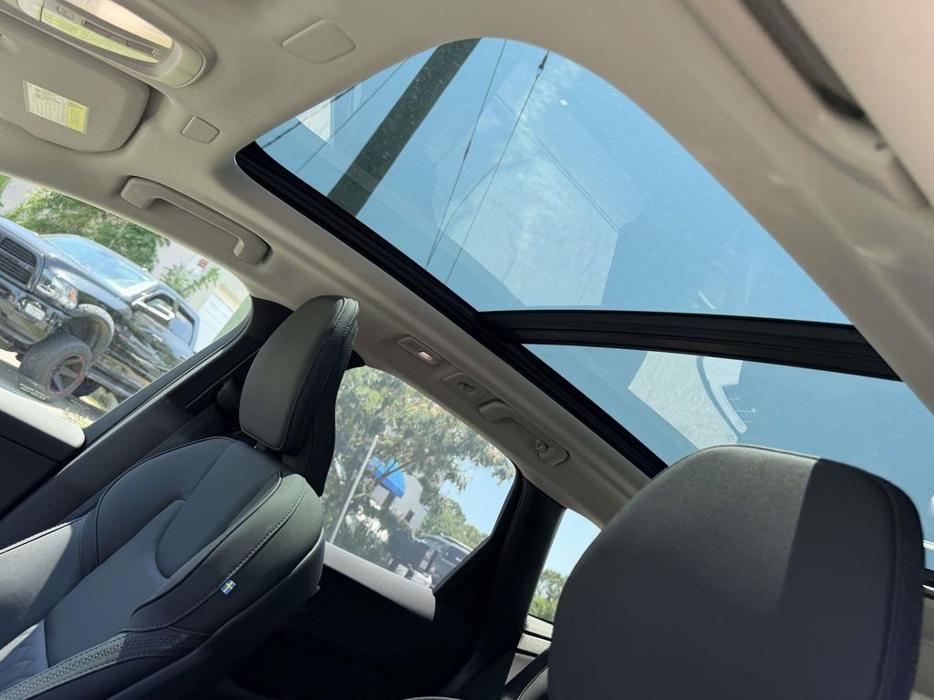 2026 Volvo XC60 Plus - Photo 18